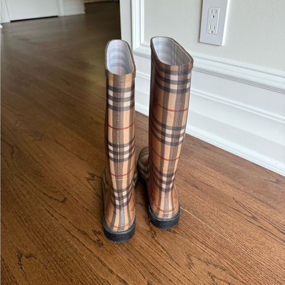 Burberry Plaid Tan and Black
Burberry Check Rain Boots😍 size 39 - Picture 10 of 12